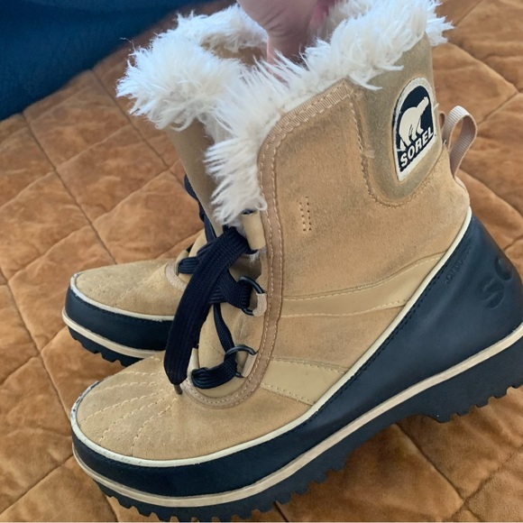 Sorel tan and black furry short snow boots size 7 - Picture 8 of 11